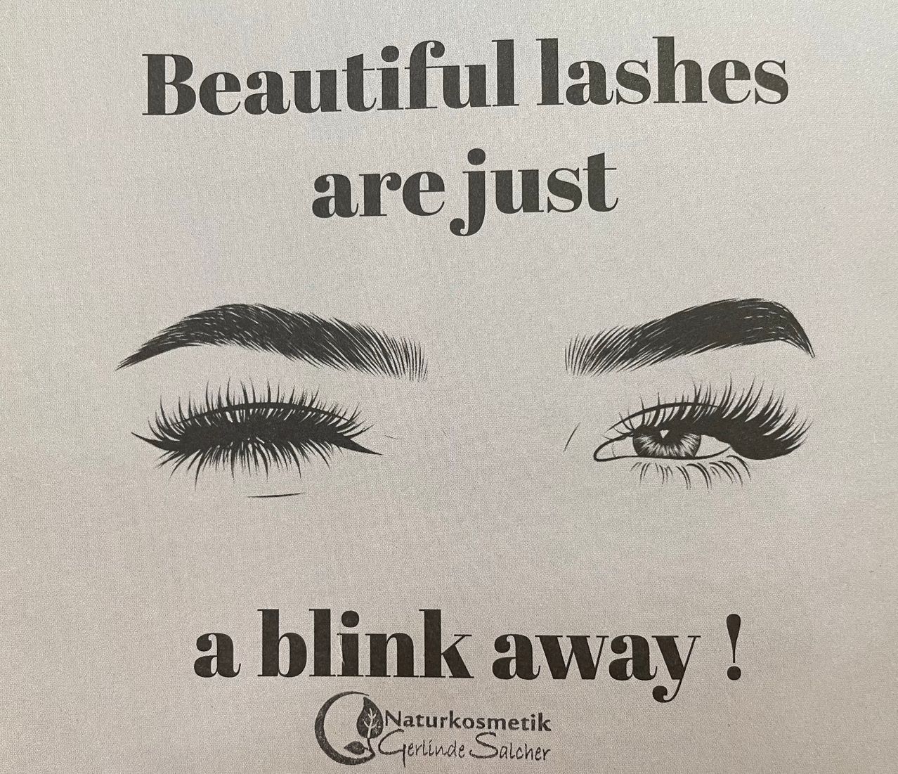 Das Bild zeigt ein Poster mit einem Slogan über schöne Wimpern. Es enthält zwei detaillierte Illustrationen von Augen mit Wimpern, begleitet von dem Text 'Schöne Wimpern sind nur ein Wimpernschlag entfernt!' und einem Logo für 'Naturkosmetik Gerlinde Salcher.'