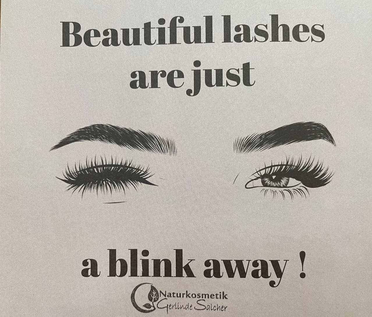 Ein Werbeposter zeigt zwei Augenpaare mit langen Wimpern. Der Text lautet: 'Schöne Wimpern sind nur ein Wimpernschlag entfernt!'. Der Markenname ist Naturkosmetik Gerlinde Salcher.