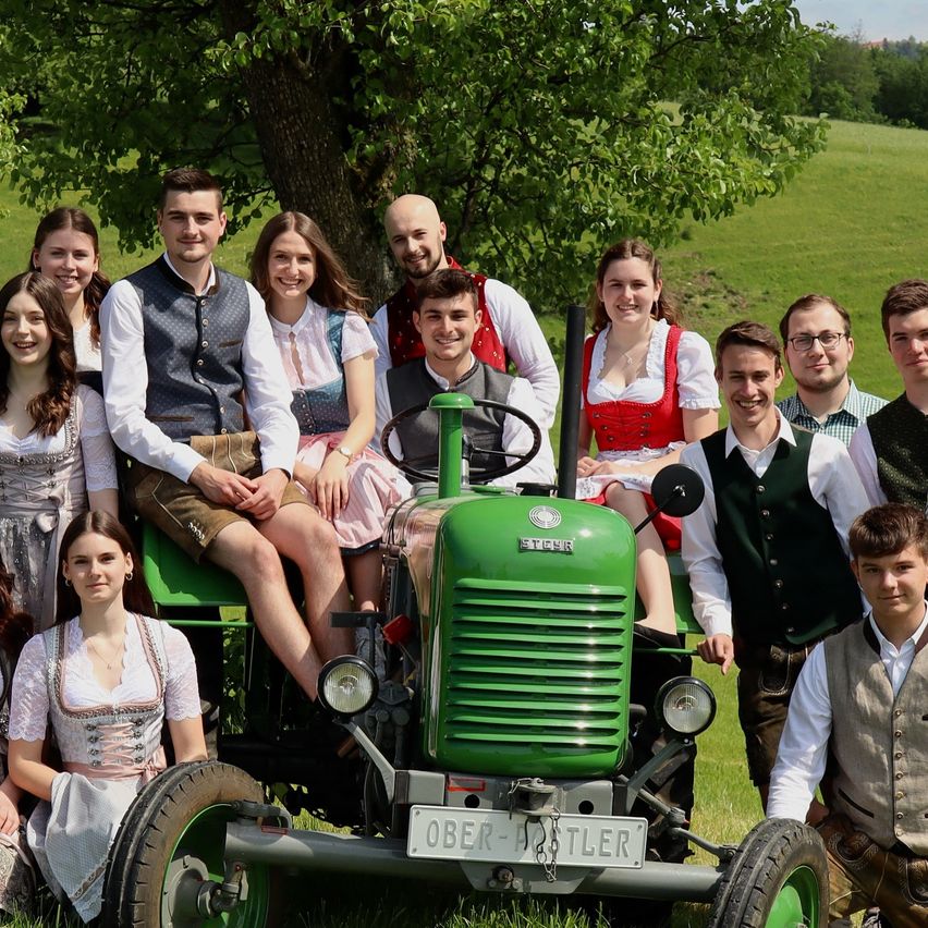 Bild enthält, Grass, People, Person, Lawn, Female, Girl, Teen, Boy, Male, Man