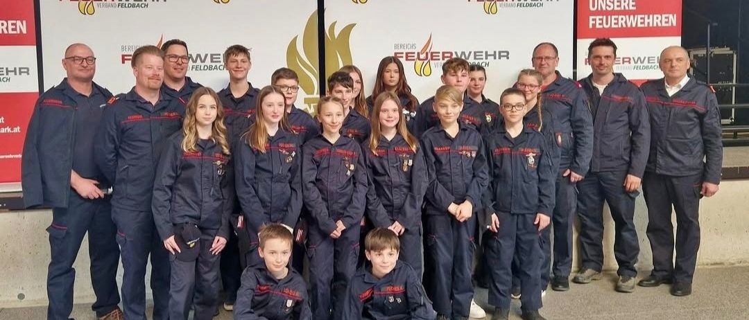 Bild enthält, Groupshot, Person, People, Coat, Jacket, Police Officer, Adult, Male, Man, Child