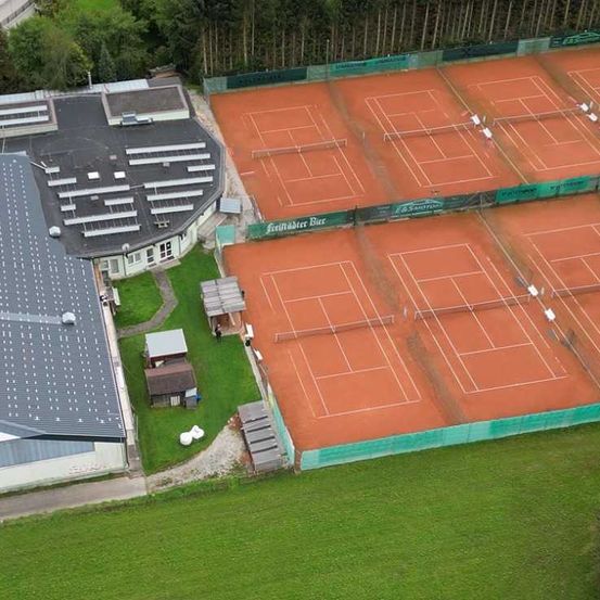 Bild enthält, Outdoors, Architecture, Building, Electrical Device, Solar Panels, Aerial View, Sport, Tennis