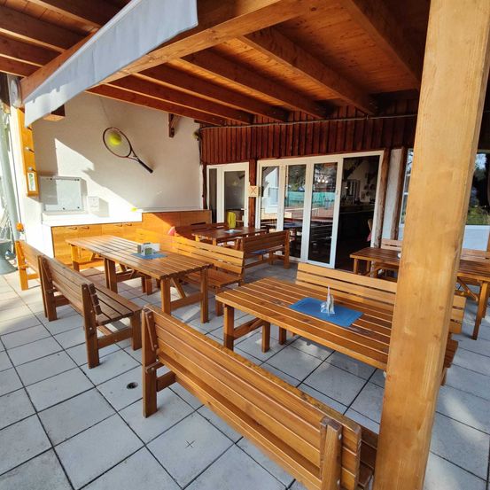 Bild enthält, Hardwood, Wood, Stained Wood, Interior Design, Floor, Bench, Furniture, Plywood