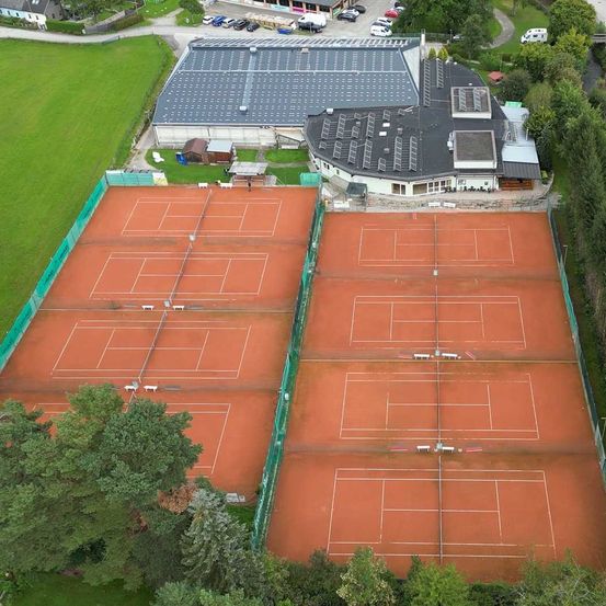 Bild enthält, Architecture, Building, Car, Transportation, Vehicle, Sport, Tennis, Racket, Tennis Racket