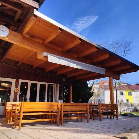 Bild enthält, Wood, Hardwood, Stained Wood, Interior Design, Shelter, Plywood, Bench, Housing, House, Portico