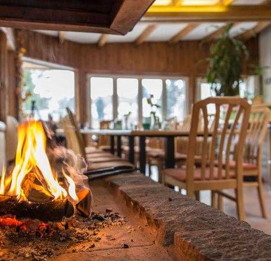 Bild enthält, Fireplace, Indoors, Computer Hardware, Hardware, Monitor, Screen, TV, Hearth, Bonfire, Dining Table