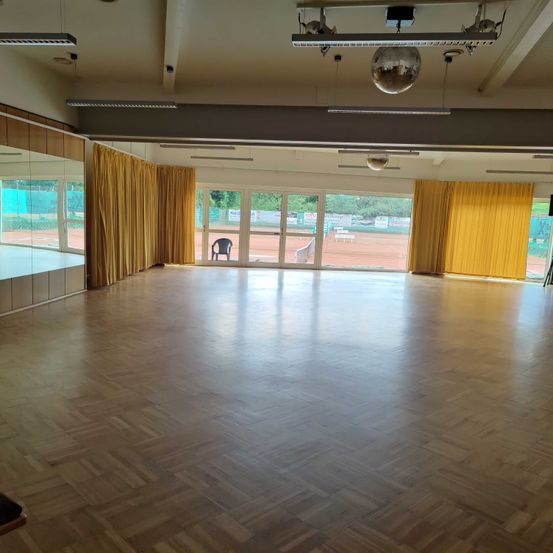 Bild enthält, Floor, Flooring, Indoors, Interior Design, Ballroom, Chair, Speaker