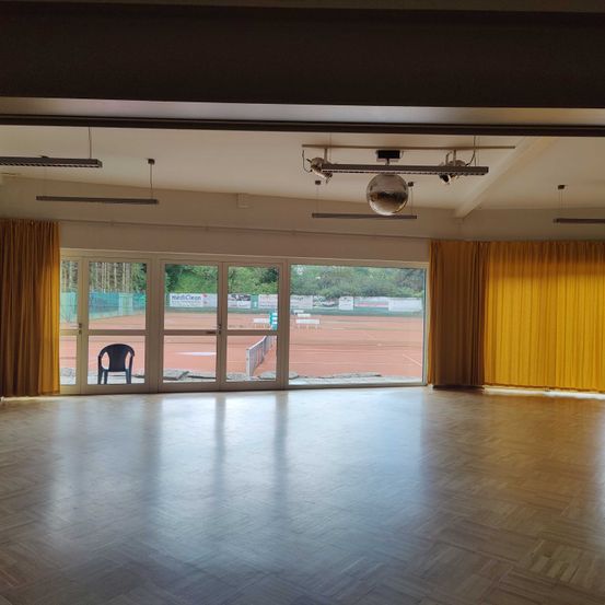 Bild enthält, Floor, Indoors, Interior Design, Flooring, French Window, Chair, Door, Speaker, Foyer, Lamp