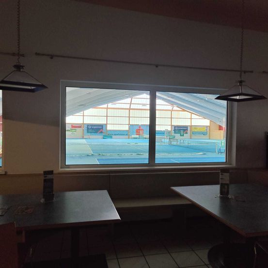 Bild enthält, Floor, Window, Indoors, Interior Design, Chair, Furniture