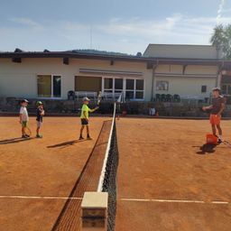 Bild enthält, Helmet, Person, Shoe, Hat, Tennis, Tennis Racket, Chair, Handbag, Bench, Playing Tennis