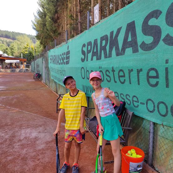 Bild enthält, T-Shirt, Handbag, Boy, Child, Male, Person, Shoe, Hat, Glasses, Shorts