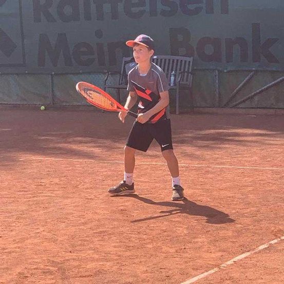 Bild enthält, Sport, Tennis, Racket, Tennis Racket, Person, Playing Tennis, Ball, Tennis Ball