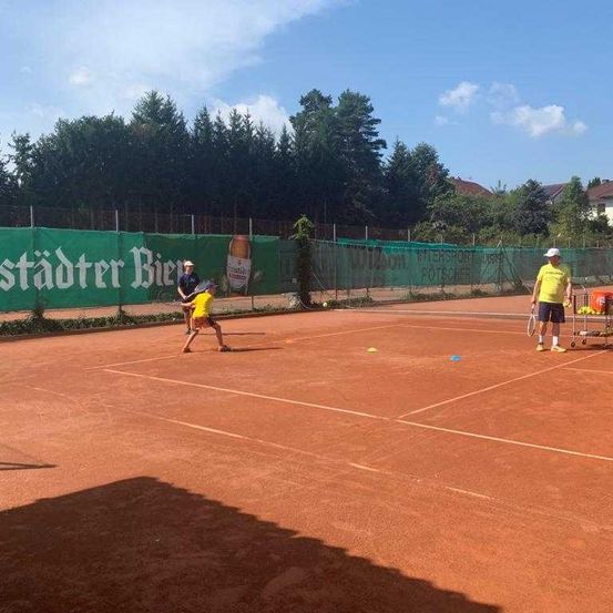 Bild enthält, Person, Sport, Tennis, Playing Tennis, Racket, Tennis Racket