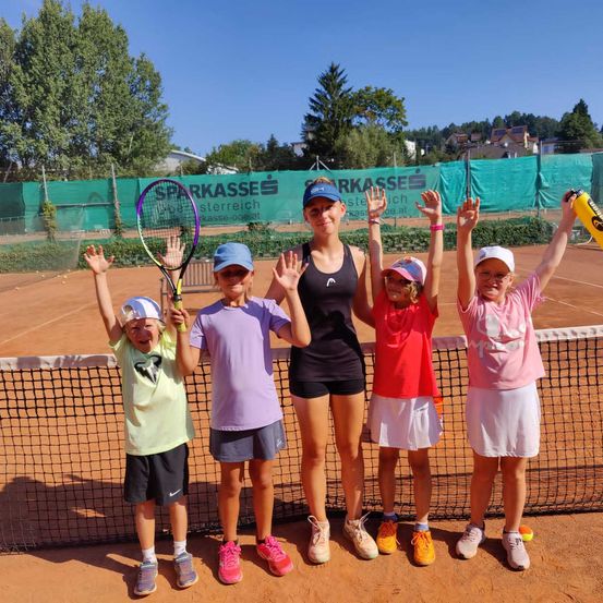 Bild enthält, Racket, Tennis Racket, Tennis Ball, Baseball Cap, Boy, Child, Male, Person, Shorts, Shaker