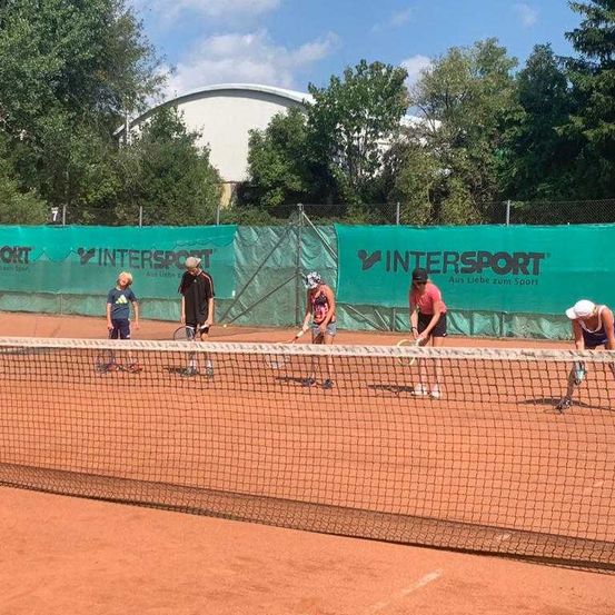 Bild enthält, Person, Racket, Sport, Tennis, Tennis Racket, Playing Tennis