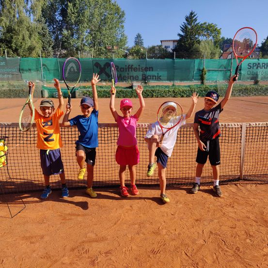 Bild enthält, Racket, Tennis Racket, Shoe, Boy, Child, Male, Person, Hat, Female, Girl