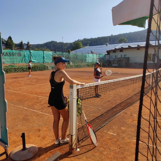 Bild enthält, Racket, Sport, Tennis, Tennis Racket, Person, Footwear, Shoe, E-scooter, Hat