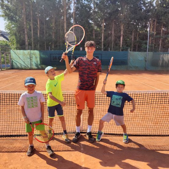 Bild enthält, Racket, Tennis, Tennis Racket, Shoe, Boy, Child, Male, Person, Teen, Baseball Cap