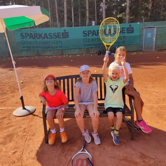 Bild enthält, Racket, Tennis Racket, Tennis Ball, Child, Female, Girl, Person, Shoe, Hat, Boy