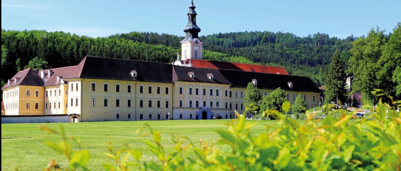 Bild enthält, Grass, Lawn, Building, Housing, Monastery, House, Outdoors