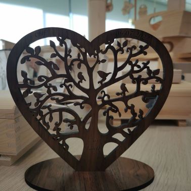 Bild enthält, Symbol, Wood, Furniture, Love Heart Symbol, Festival, Hanukkah Menorah