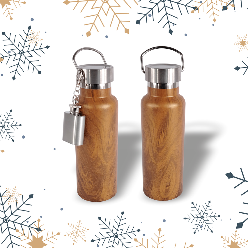 Zwei hölzerne Thermosflaschen mit silbernen Deckeln und Ketten, vor einem snowflake-gemusterten Hintergrund.