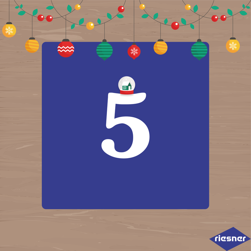 Die Nummer 5 wird auf einem blauen Hintergrund mit hängenden Weihnachtskugeln angezeigt. Die Kugeln sind bunt und der Hintergrund ist hölzern.