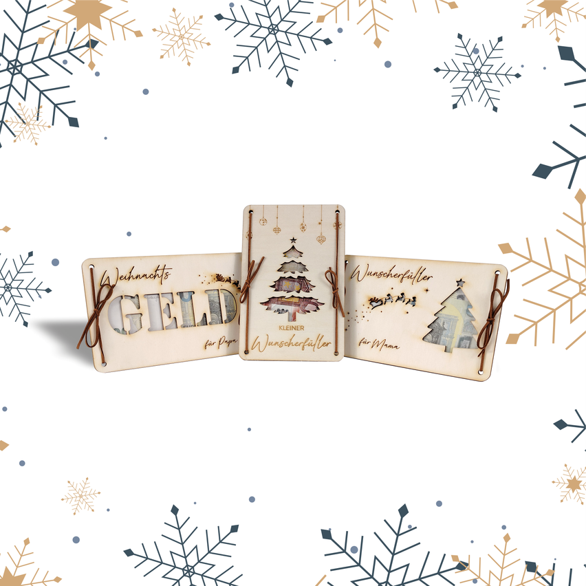 Drei rechteckige Objekte mit Weihnachtsbaum-Designs, jeweils mit einem anderen Satz beschriftet. Das erste lautet 'Weihnachts Geld für Papa'. Das zweite sagt 'Kleiner Wunscherfüller'. Das dritte ist 'Wunscherfüller für Mama'. Jedes hat ein braunes Band. Der Hintergrund zeigt Schneeflocken und Sterne.