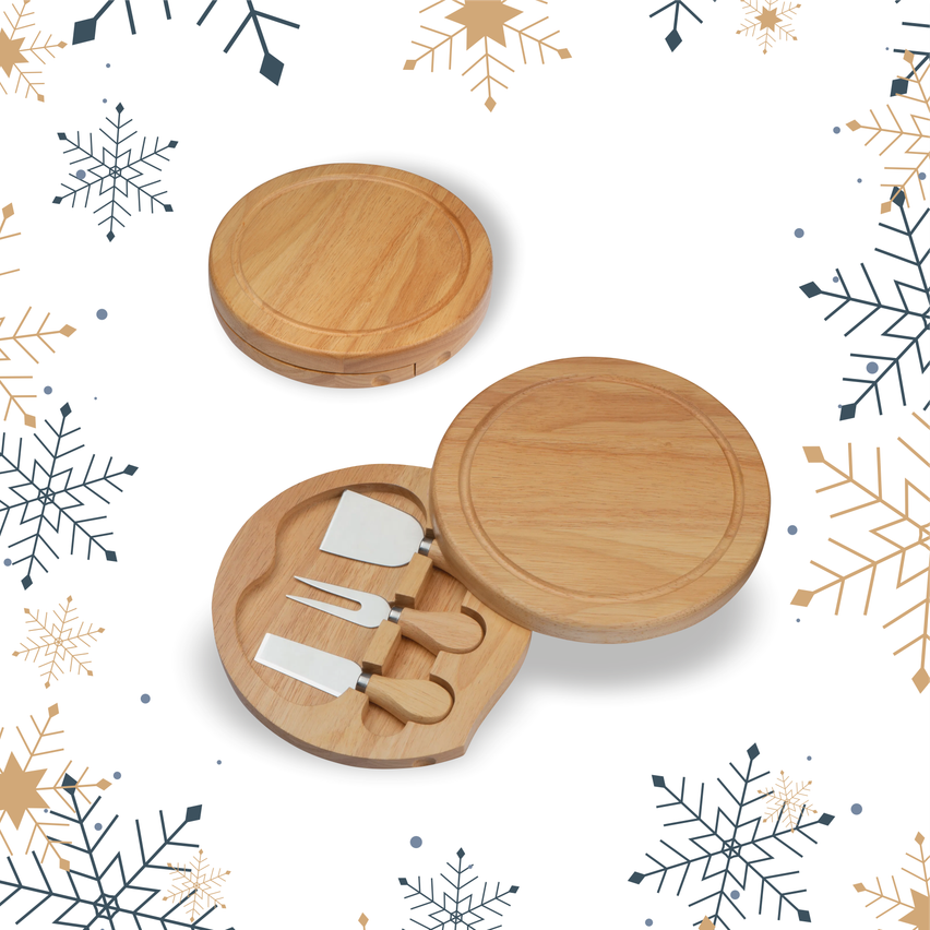 Eine hölzerne Käseplatte mit Käsemesser und Gabel auf weißem Hintergrund mit Schneeflocken.