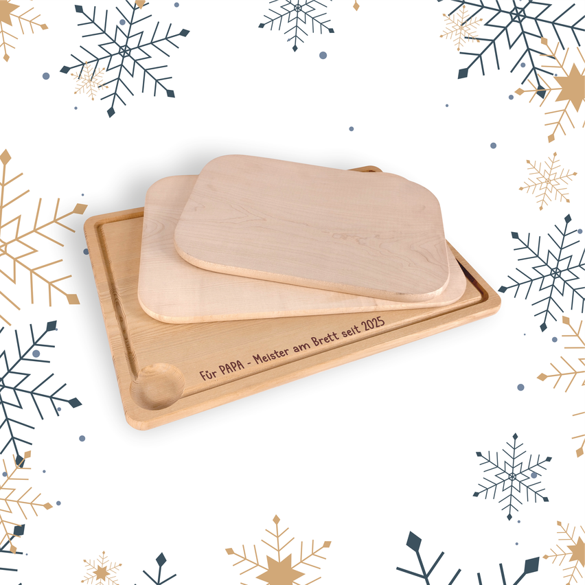 Zwei Holzschneidebretter mit einer persönlichen Nachricht für Papa, auf einem Holztablett mit Schneeflockenhintergrund.