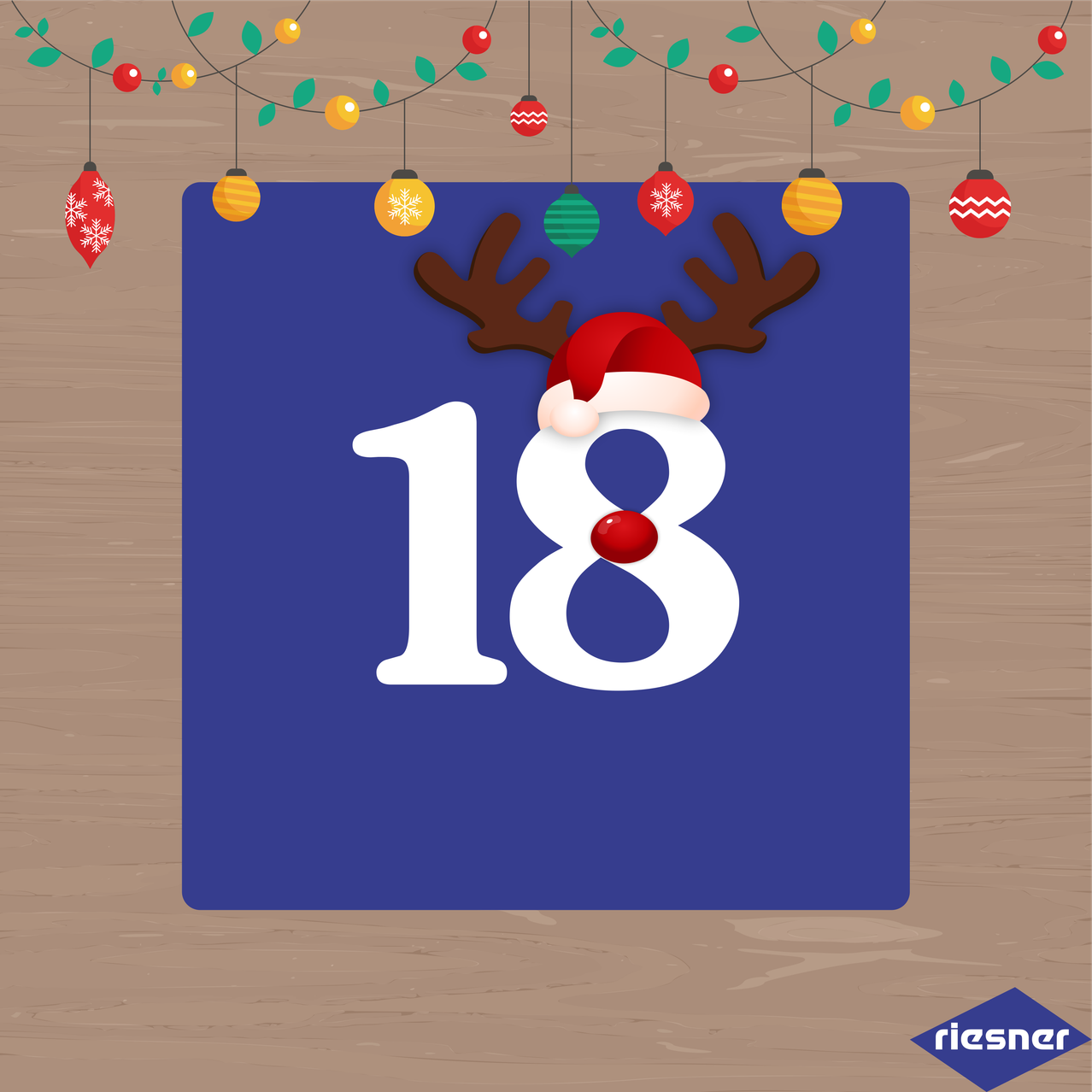 Ein blaues Quadrat mit der Nummer 18 in weiß. Darüber ein Rentierkopf mit Weihnachtsmütze, umgeben von Weihnachtsdekorationen.