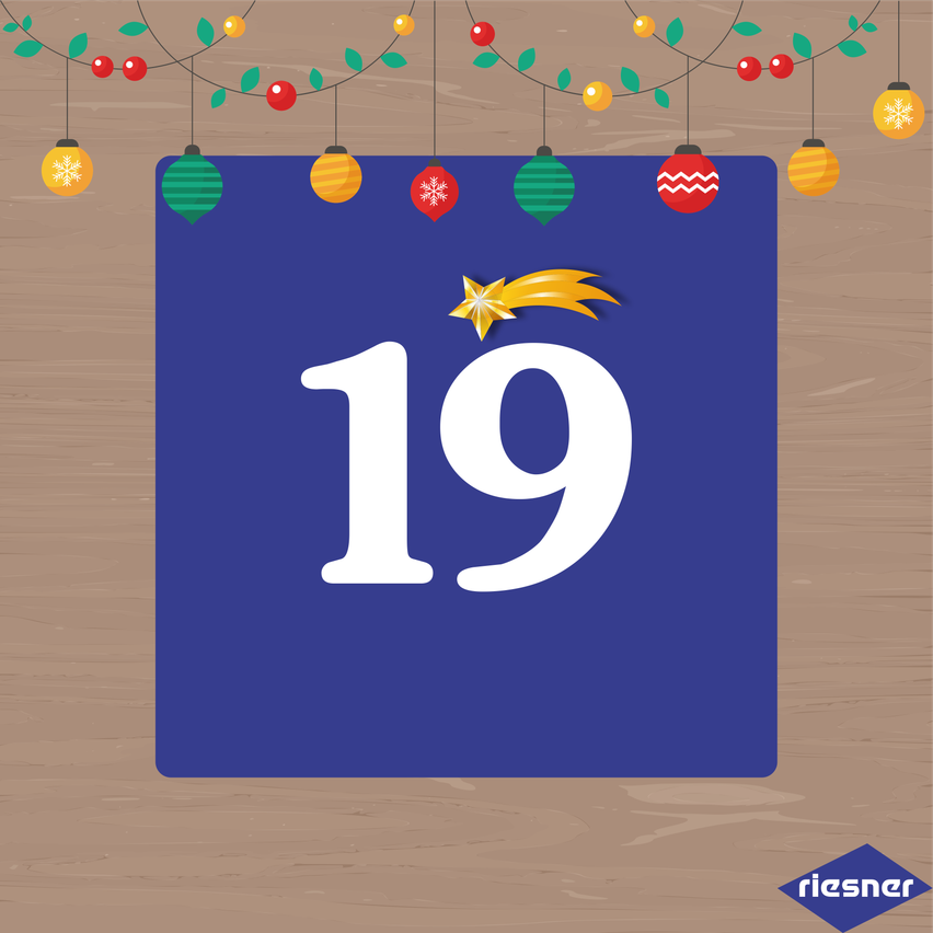Ein blaues Quadrat mit der Nummer 19 in der Mitte, verziert mit hängenden Weihnachtskugeln oben.