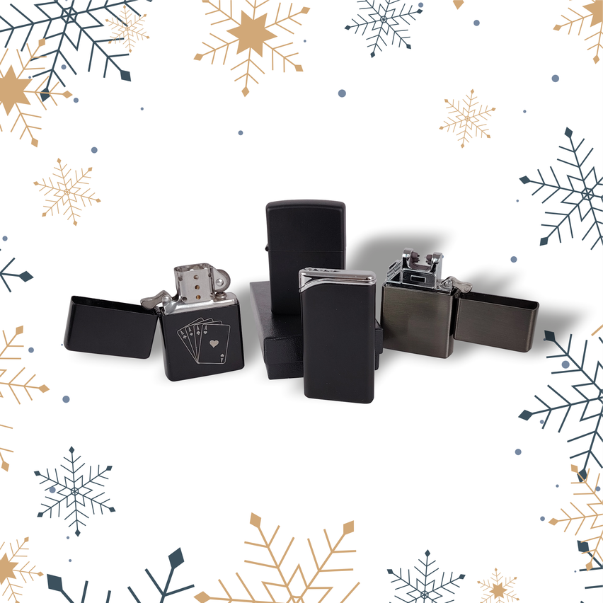 Eine Sammlung von schwarzen Feuerzeugen mit verschiedenen Designs, vor einem Hintergrund mit Schneeflocken und Sternen dargestellt.