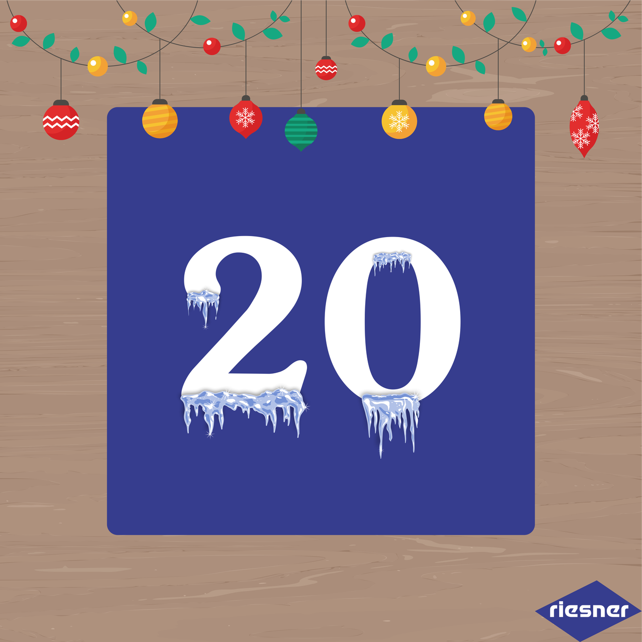 Ein blaues Quadrat zeigt die Nummer 20 mit Eiszapfen, darüber hängen Weihnachtsdekorationen. Der Hintergrund ist eine hölzerne Textur.