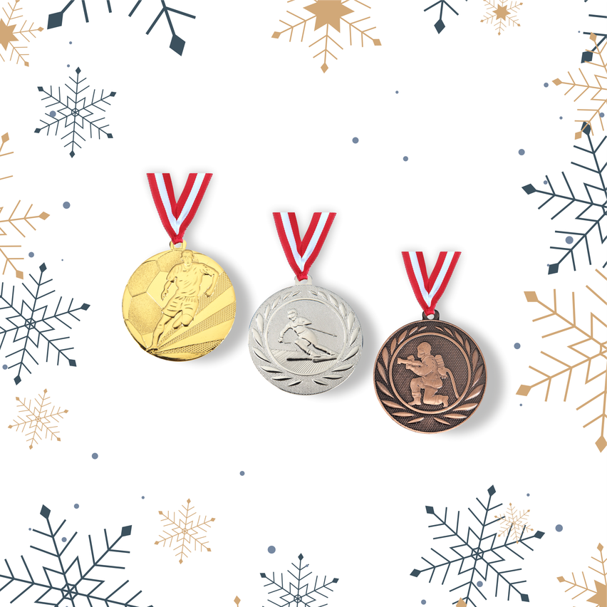Drei Medaillen mit roten und weißen Bändern hängen vor weißem Hintergrund mit Schneeflocken. Eine Gold-, Silber- und Bronzemedaille.