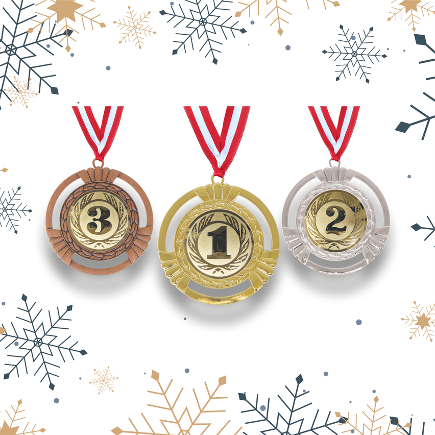 Drei Medaillen, Gold, Silber und Bronze, sind mit Schneeflocken darum herum ausgestellt. Die Medaillen haben Bänder und sind nummeriert 1, 2 und 3.