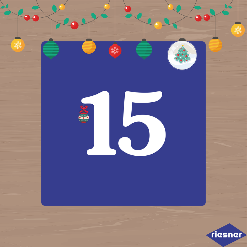 Die Nummer 15 wird auf einem blauen Hintergrund mit hängenden Weihnachtskugeln angezeigt. Die Kugeln sind bunt und enthalten Schneeflocken. Der Hintergrund ist hölzern.