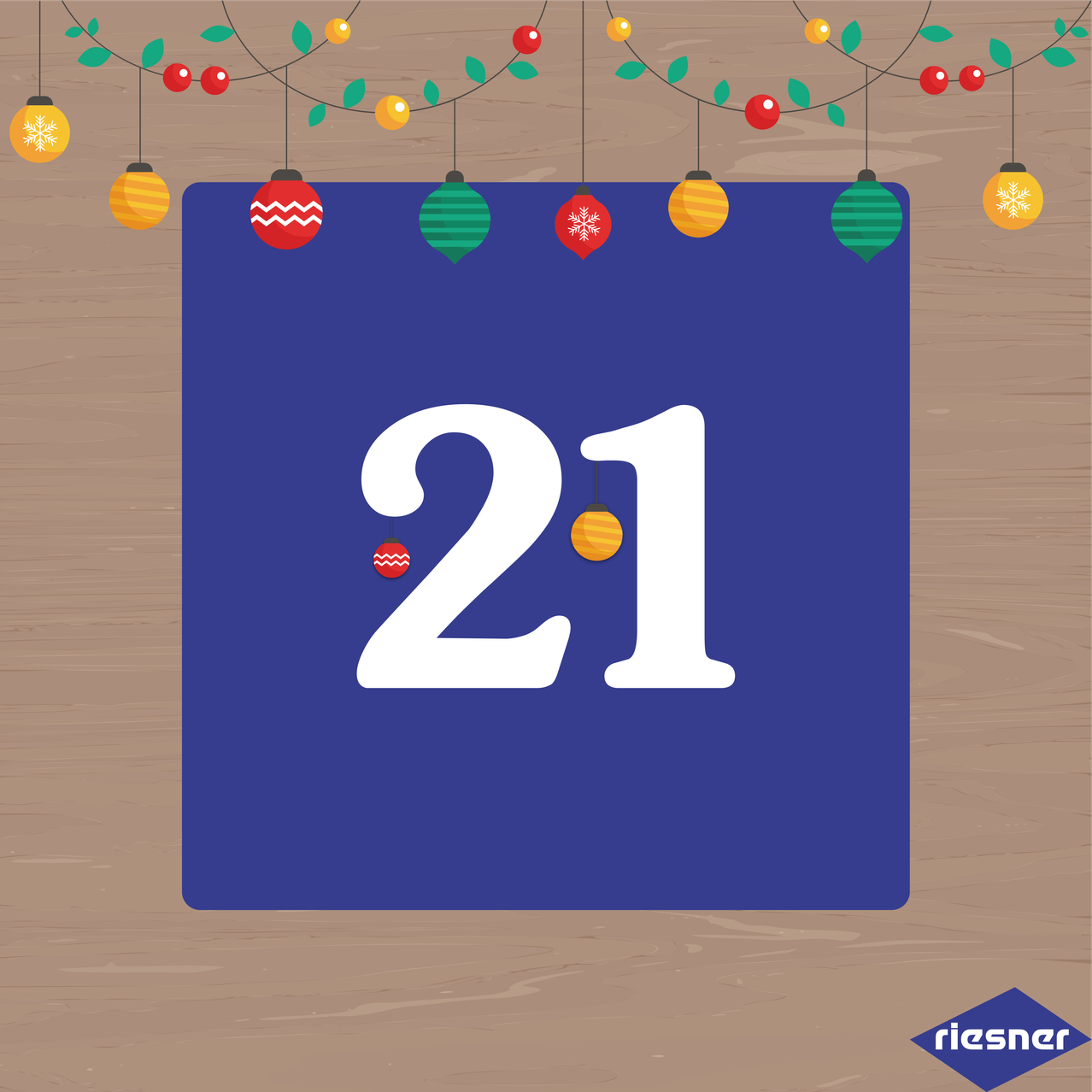Die Zahl 21 ist auf einem blauen Hintergrund angezeigt. Die Zahl ist von bunten Weihnachtskugeln umgeben. Es gibt einen hölzernen Hintergrund mit hängenden Weihnachtskugeln.