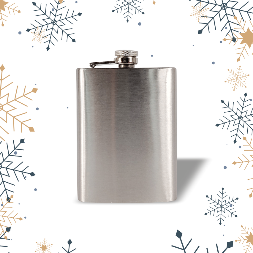 Eine Edelstahl-Flasche steht prominent vor einem Hintergrund mit Schneeflocken. Die Flasche hat eine silberne Oberfläche und einen Verschluss.