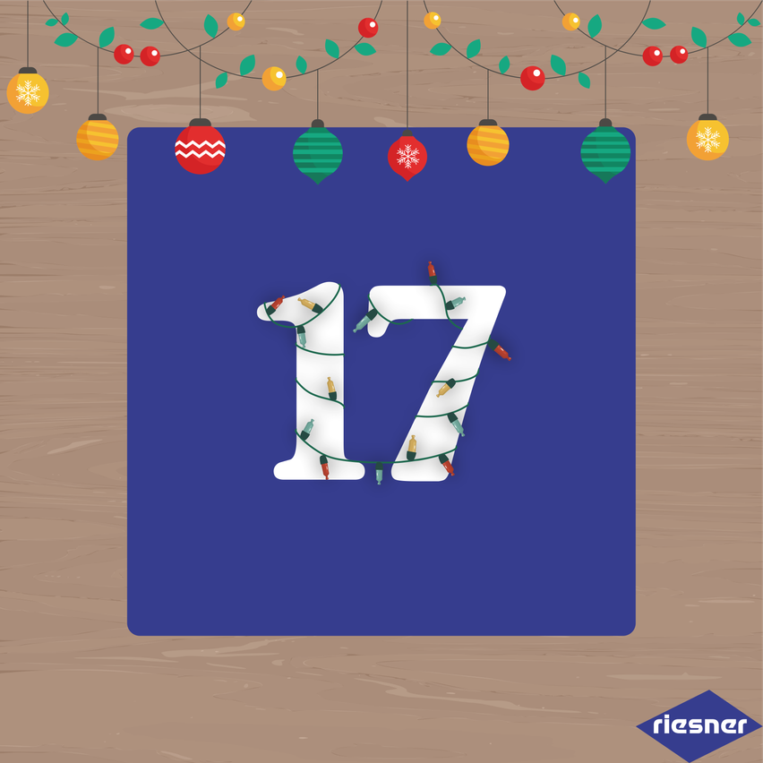 Ein blaues Quadrat zeigt die Nummer 17 mit Weihnachtslichtern. Darunter hängen verschiedene Weihnachtskugeln von einer Girlande. Unten befindet sich ein blaues Logo mit der Aufschrift 'riesner'.