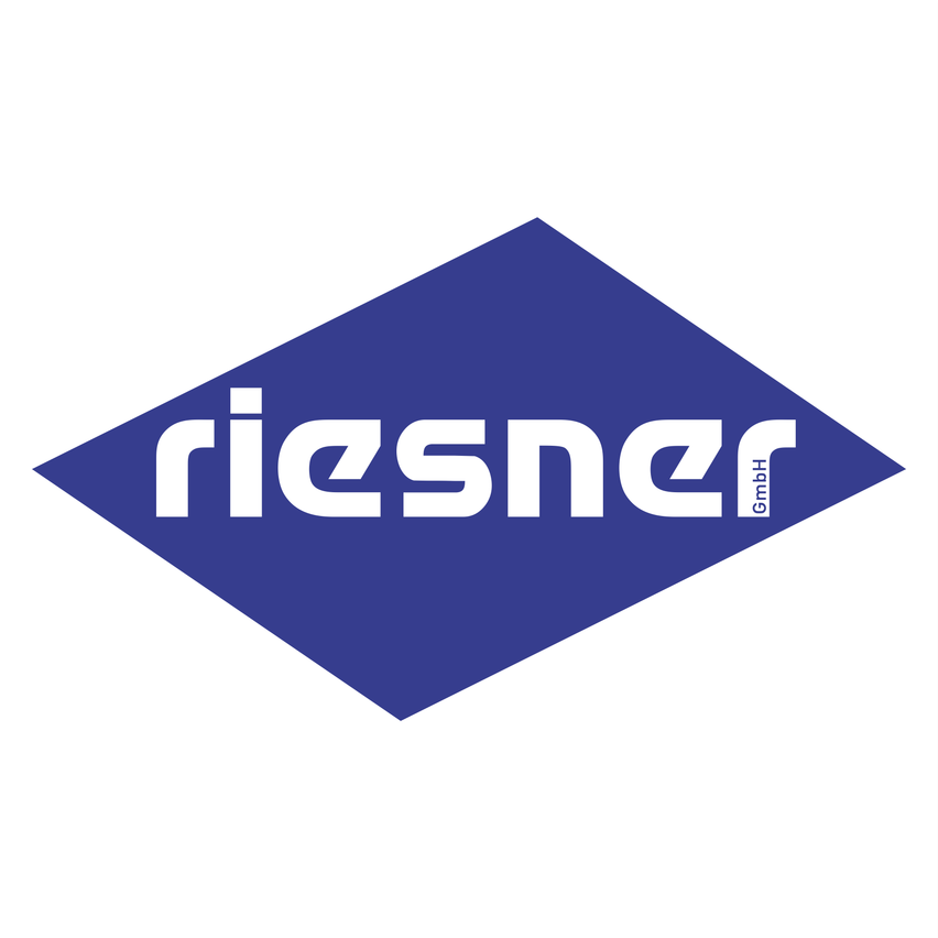 Blaues Rautenlogo für Riesner GmbH mit weißem Text, der 'riesner' in fetter Schrift steht.