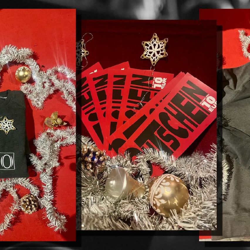 Ein Werbebild mit einem schwarzen Shirt, roten Tickets, silbernem Tinsel, goldenen Ornamenten und einer silbernen Schneeflockendekoration.