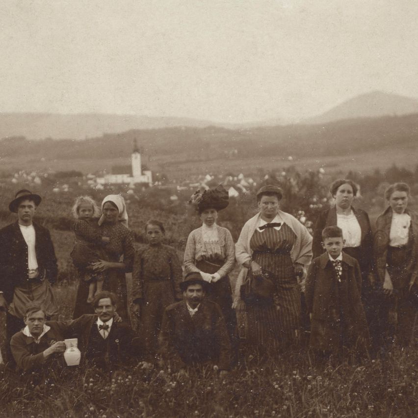 Bild enthält, People, Person, Photography, Field, Adult, Male, Man, Boy, Child, Portrait