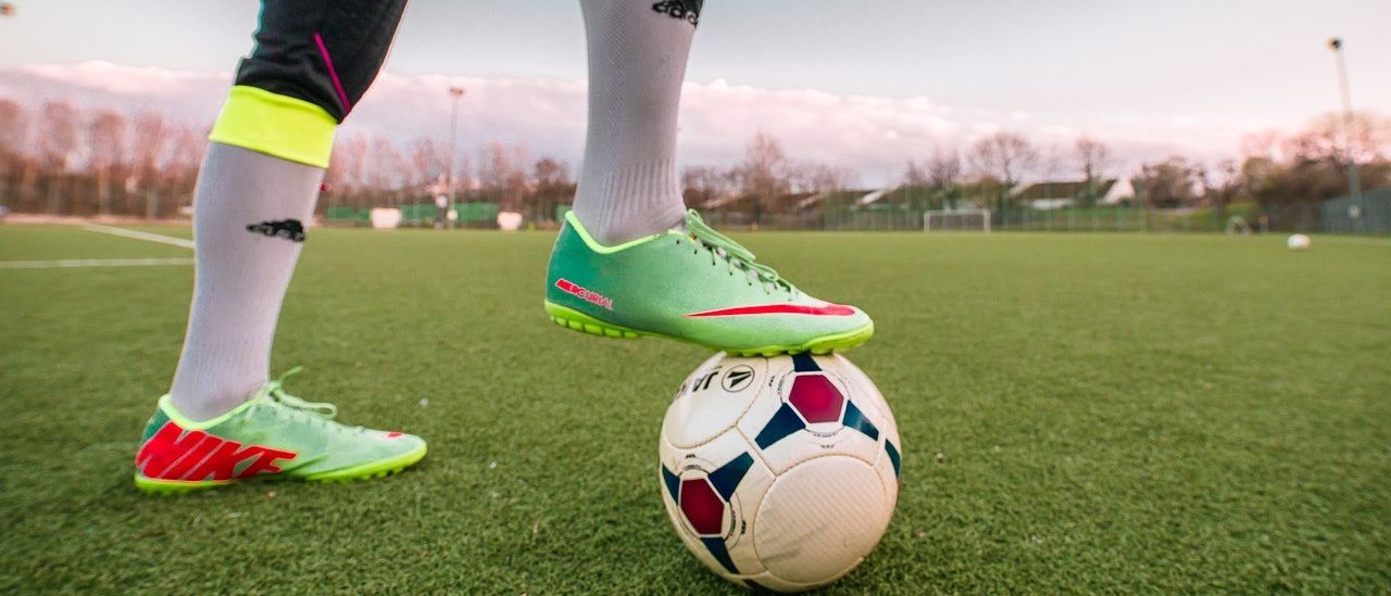 Bild enthält, Soccer Ball, Shoe, Sneaker, Person, Field, Glove, Baseball (Ball), Grass, Sphere, Tattoo