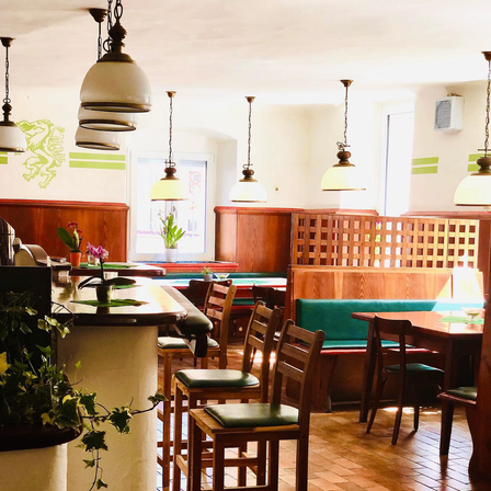 Bild enthält, Furniture, Table, Indoors, Interior Design, Dining Table