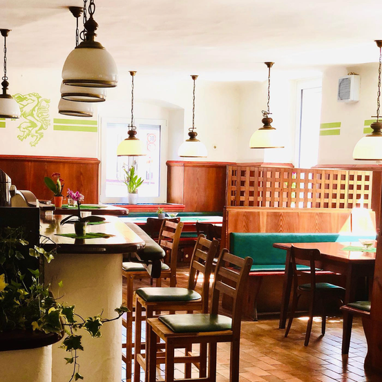 Bild enthält, Furniture, Table, Indoors, Interior Design, Dining Table