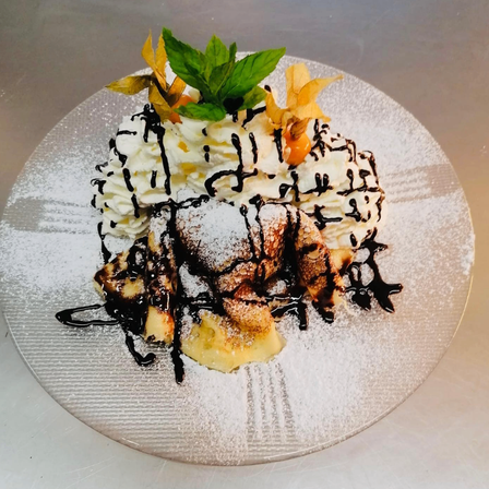 Bild enthält, Food, Food Presentation, Plate, Birthday Cake, Cake, Cream, Dessert