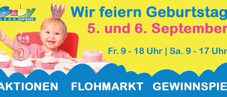 Ein Plakat für die Geburtstagsfeier eines Babys am 5. und 6. September. Es zeigt ein Baby mit Krone, umgeben von Cupcakes und anderen Leckereien. Das Plakat enthält auch den Zeitplan für die Party und erwähnt Aktivitäten, einen Flohmarkt und ein Gewinnspiel.