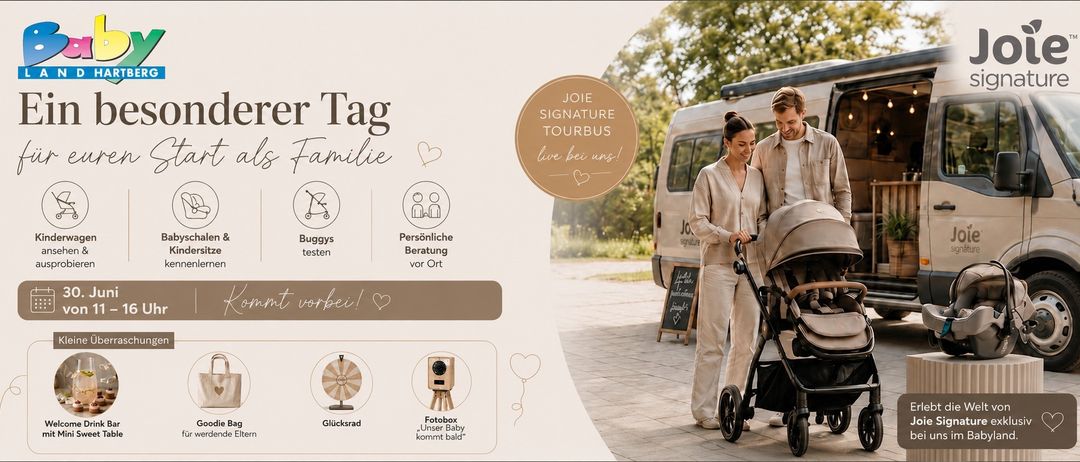 Eine Familie steht lächelnd vor einem Tourbus. Es sind zwei Frauen im Bild, eine mit einem Kinderwagen und die andere mit einer Kamera. Der Text auf dem Bus sagt 'JOIE SIGNATURE TOURBUS live bei uns!'. Es gibt auch ein Schild mit dem Wort 'Glücksrad' und eine Fotobox.