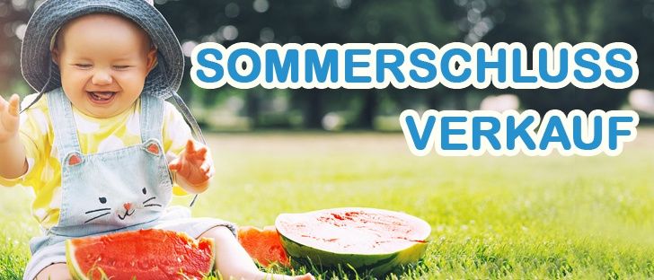 Ein Baby in einem Katzenshirt sitzt mit Wassermelone auf dem Rasen, lächelt und winkt. Der Text 'SOMMERSCHLUSS VERKAUF' ist prominent angezeigt.