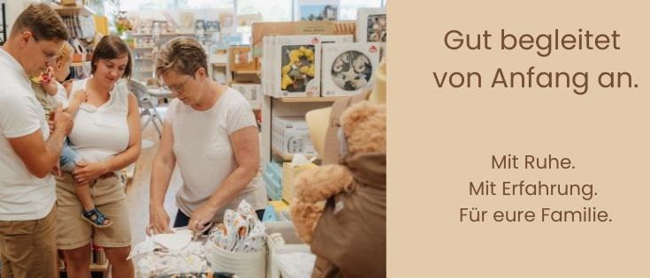Familie in einem Babyladen, schauen sich Babyprodukte an. Bildunterschrift: 'Gut begleitet von Anfang an. Mit Ruhe. Mit Erfahrung. Für eure Familie.'